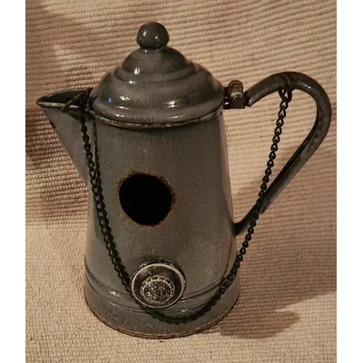 Graniteware coffee pot birdhouse