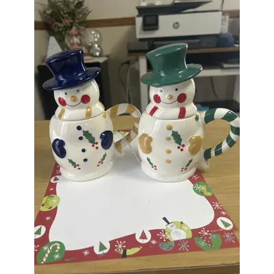 2 snowman mugs with lids
