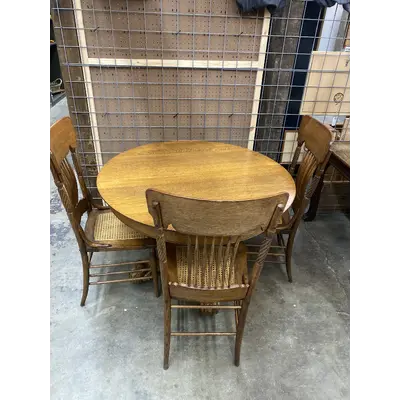 Quarter Sawn White Oak Dining Table with 2 table leaf's and 6 chairs