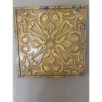 Metal wall piece golden yellow