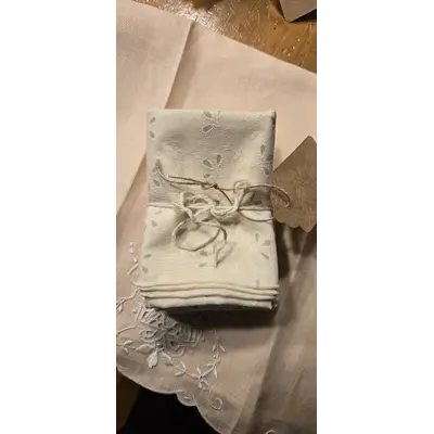 Set of 4 Linen Tea Towels w Eyelet Embroidery