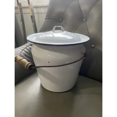 Chamber pot with wooden handle