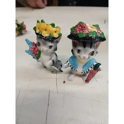 Pr of vintage kittens. Chipped