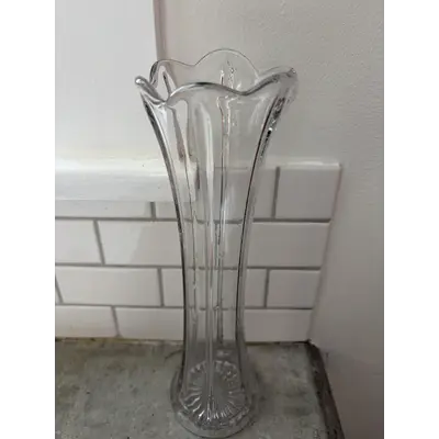 Vase medium scalloped edge