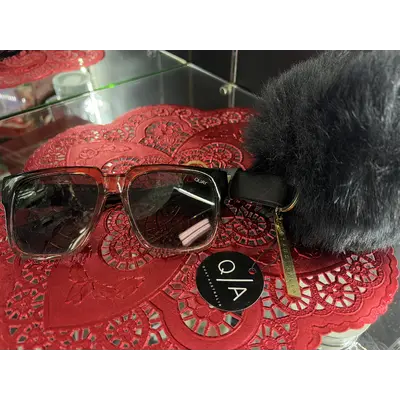 Quay sunglasses and puff keychain st