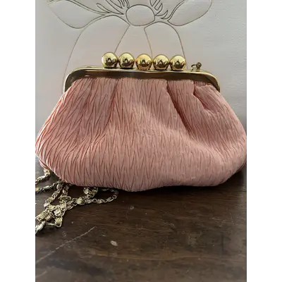 Handbag Peach chiffon with gold clasp and long gold chain
