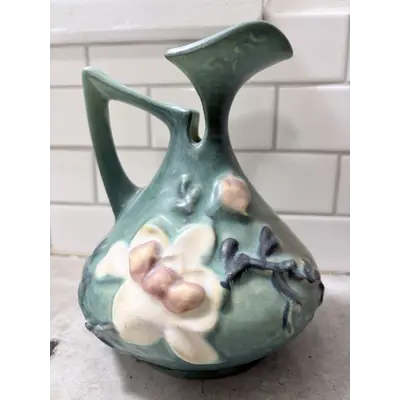 Roseville pitcher Magnolia