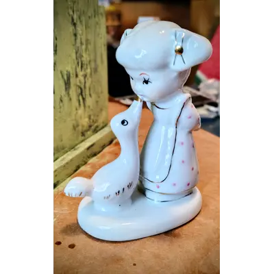Porcelain Girl with Goose kw