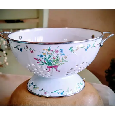 Vintage Enamel Colander kw
